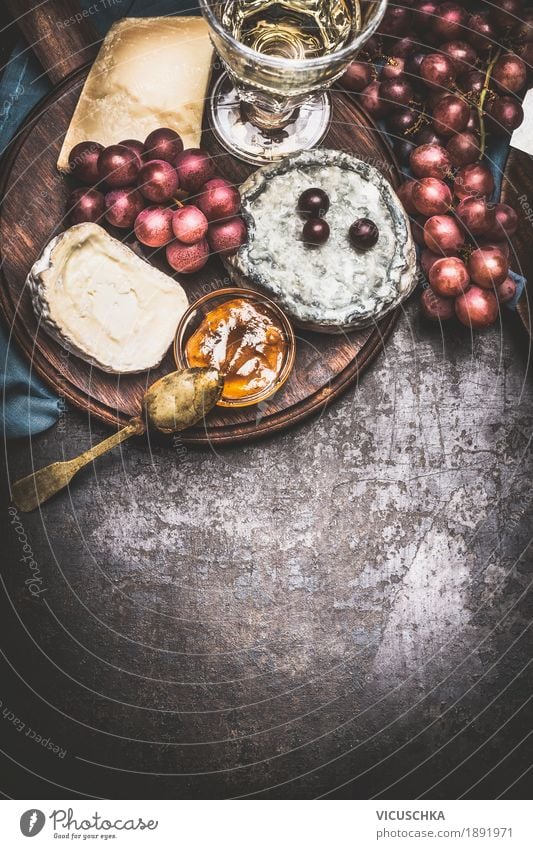 Käse mit Wein, Traube und Honig-Senf-Sauce Lebensmittel Frucht Kräuter & Gewürze Ernährung Festessen Getränk Geschirr Stil Design Tisch Restaurant Brie