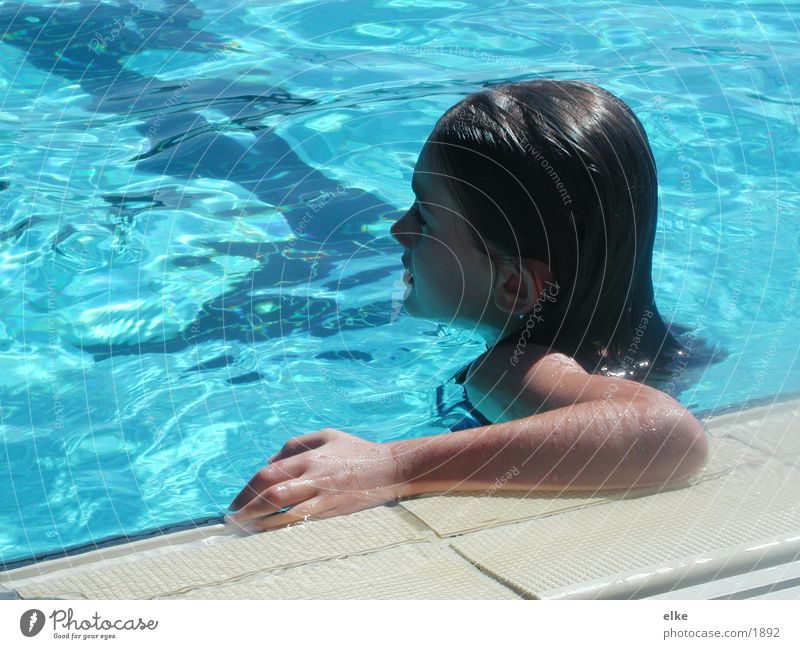 der bademeister gab mir noch zwei minuten Schwimmbad Körperhaltung Kind Seite Sommer Erfolg Verlierer herausorderung blau Wasser Schwimmen & Baden