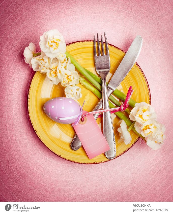 Ostern Tischdekoration mit Ei und Blumen Geschirr Teller Besteck Stil Design Häusliches Leben Restaurant Feste & Feiern gelb rosa Tradition Gedeck Osterei
