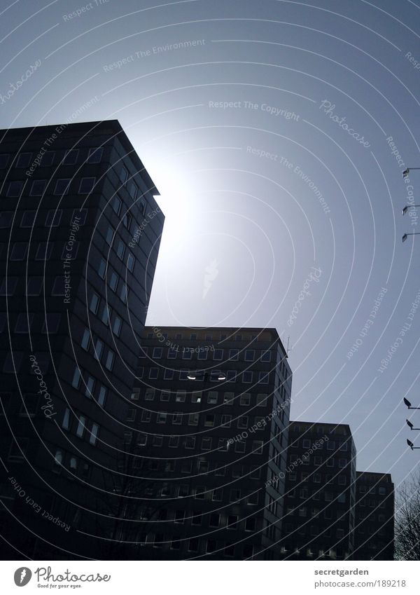 eine leuchtende erscheinung. Baustelle Sonnenenergie Wolkenloser Himmel Sommer Schönes Wetter Hamburg Stadtzentrum Skyline Hochhaus Gebäude Architektur Fassade