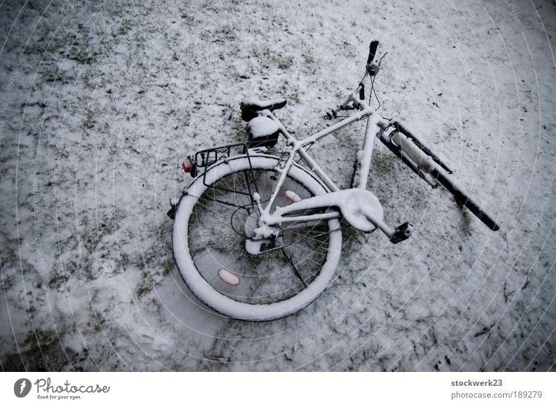 not my bike Winter Schnee Eis Frost Fahrrad alt liegen trist grau verschwenden Einsamkeit Endzeitstimmung kalt stagnierend Gedeckte Farben Außenaufnahme