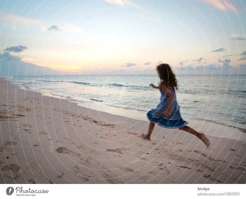 Freiheit leben Ferien & Urlaub & Reisen Strand Meer feminin Mädchen 1 Mensch 8-13 Jahre Kind Kindheit Sonnenaufgang Sonnenuntergang Küste Kleid brünett