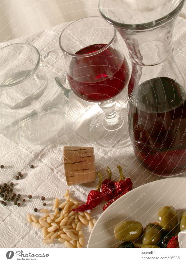 zum Tisch ....! Weinflasche Oliven Italien Vorspeise Alkohol peperoncini Scharfer Geschmack Mittelmeer Flasche