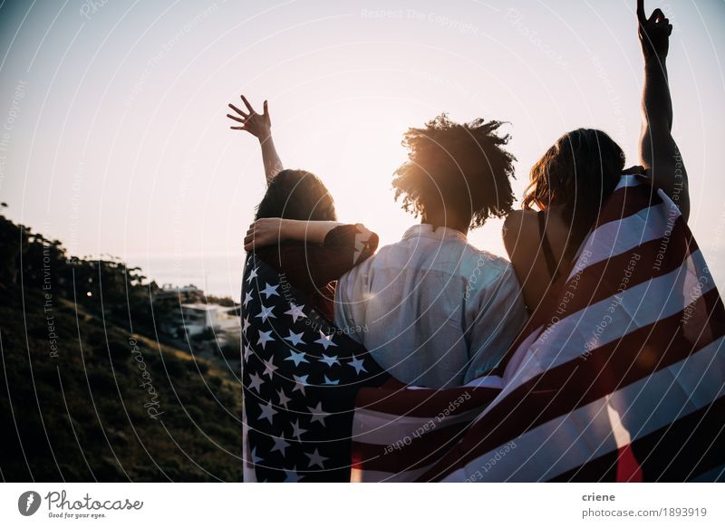 Gruppe ethnische tausendjährige Freunde multis, die USA-Flagge halten Lifestyle Freude Glück Ferien & Urlaub & Reisen Tourismus Abenteuer Freiheit Sonne Mensch