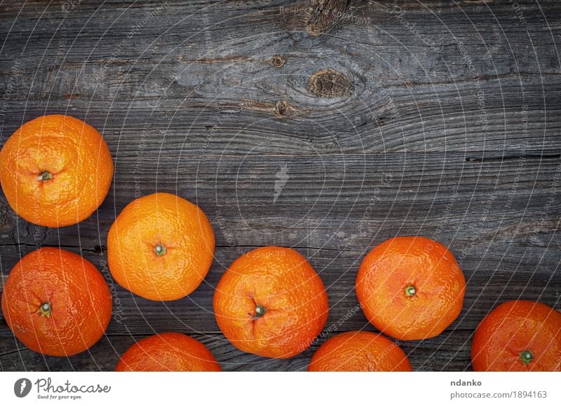 Reife orange Mandarinen auf dem grauen hölzernen Hintergrund Frucht Dessert Essen Vegetarische Ernährung Diät Tisch Menschengruppe Natur Herbst Holz alt frisch