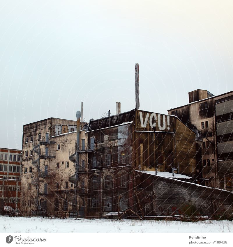 VCU! Haus Renovieren alt dreckig kalt kaputt Originalität braun grau authentisch Stimmung Schneedecke Fassade Graffiti Logo Architektur Industrie Fenster