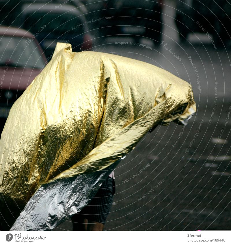 STARKER_REGEN Mensch Beine 1 laufen Regen Gewitter Sturm Wetter schlechtes Wetter Parkplatz Schutz Bogenschütze Abdeckung retten Rettung Flucht zoom