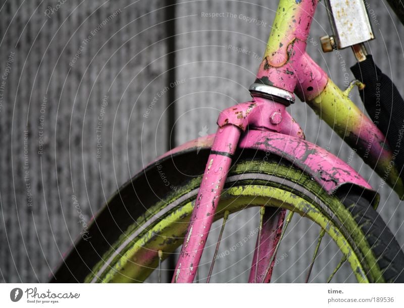 Art Bike Fahrrad Rad Metall Metallwaren Fahrradrahmen Außenaufnahme Reifen Felge schwarz gelb rosa violett Fahrradlenker Lenker parken stehen Winter grau Straße