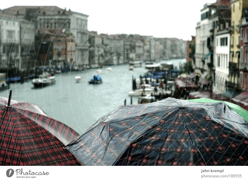 why does it always rain on me Herbst schlechtes Wetter Regen Venedig Italien Canal Grande Bootsfahrt Fähre Wasserfahrzeug Gondel (Boot) Regenschirm