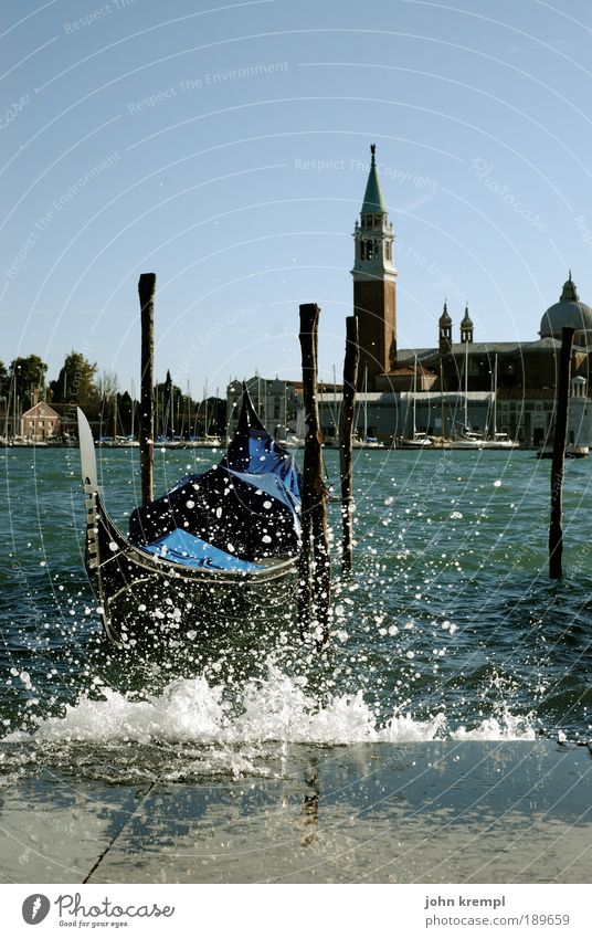 splish splash Venedig Italien Kirche Turm basilica di san giorgio maggiore Sehenswürdigkeit Wahrzeichen selbstbewußt Coolness Optimismus Überraschung nass