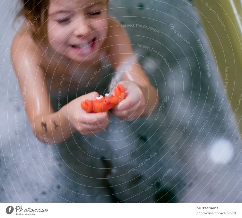 Kind quält Krabbe Freude Körperpflege Schwimmen & Baden Häusliches Leben Kindererziehung Mädchen Kindheit 1 Mensch 3-8 Jahre Wassertropfen Spielzeug Badeente