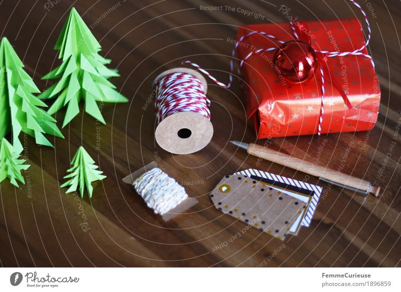 Geschenke verpacken 10 Dekoration & Verzierung Stimmung Geschenkpapier Geschenkband Namensschild beschriften Beschriftung rot-weiß Tanne Weihnachtsbaum Papier
