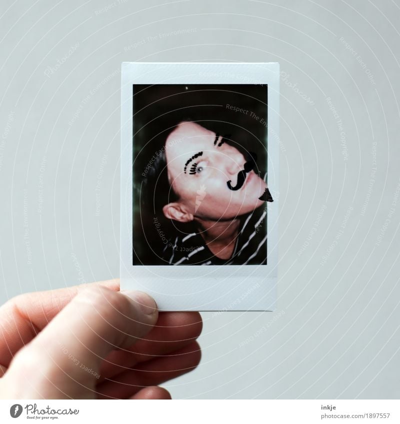 aus dem Rahmen fallen Lifestyle Freude Freizeit & Hobby Frau Erwachsene Leben Gesicht Hand 1 Mensch 30-45 Jahre Bart Oberlippenbart spitzbart Polaroid