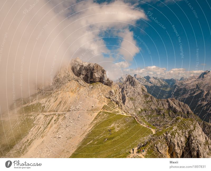 Bergblick ins Karwendel Landschaft Urelemente Erde Himmel Wolken Sommer Schönes Wetter Wind Nebel Gras Sträucher Felsen Alpen Berge u. Gebirge Karwendelgebirge
