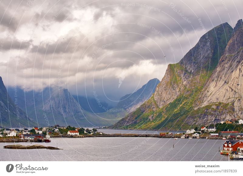 Norwegen-Dorf Reine auf einem Fjord. Nordischer bewölkter Sommer Ferien & Urlaub & Reisen Tourismus Ausflug Sommerurlaub Meer Insel Berge u. Gebirge
