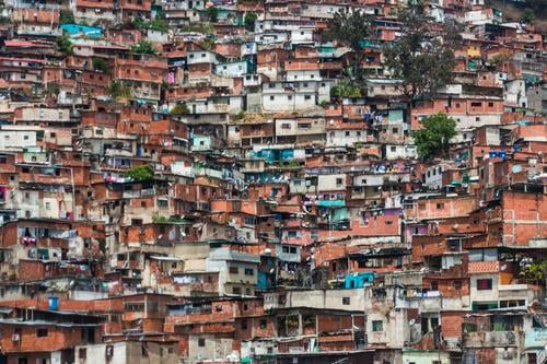 Barrio / Favela / Slum in Caracas, Venezuela überbevölkert Armut chaotisch exotisch Stadt Elendsviertel Architektur Kriminalität geschlossen Stadtteil Nachbar