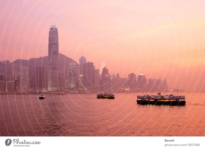 Sonnenuntergang mit Booten vor der Skyline von Hong Kong Hauptstadt Hafenstadt Stadtzentrum überbevölkert Hochhaus Sehenswürdigkeit Ferien & Urlaub & Reisen