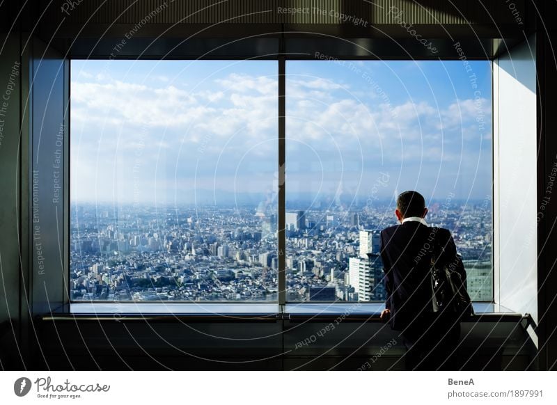 Mann in Anzug steht vor Fenster mit Blick über Tokio, Japan Business Einsamkeit Horizont Stadt Asien Geschäftsmann Großstadt Smog Tokyo Architektur groß Wolken