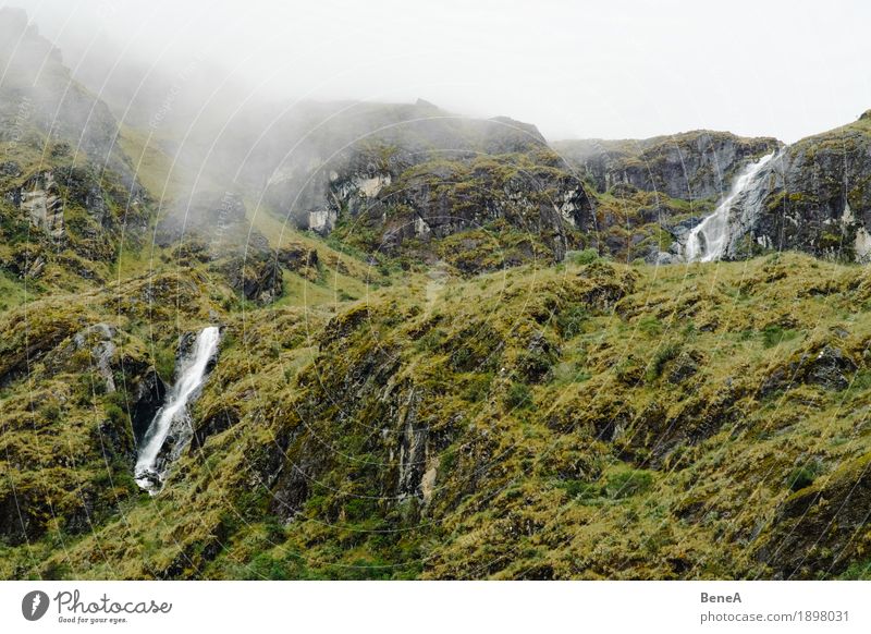 Cloudy mountains in Peru Natur Horizont Umwelt Ferne Anden Berge u. Gebirge Wolken Wolkenhimmel Wolkendecke Nebel grün Gras Landschaft Felsen Wasser Wasserfall
