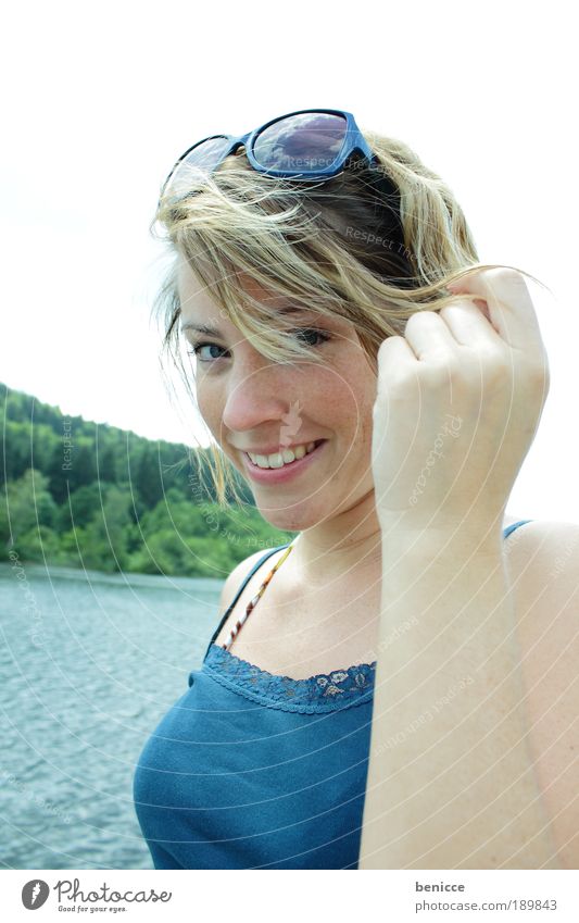 summer time Frau Mensch Sommer See Ferien & Urlaub & Reisen lachen Lächeln Freude Haare & Frisuren halten Blick in die Kamera Sonnenbrille blau Wasser Fluss