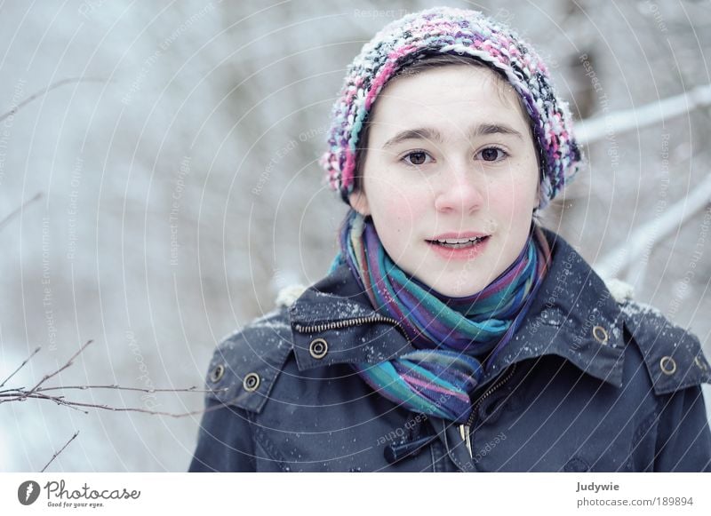 Huch! Gesicht feminin Kind Mädchen Kindheit Jugendliche 13-18 Jahre Umwelt Natur Winter Eis Frost Schnee Baum Wald Jacke Schal Mütze schön natürlich niedlich