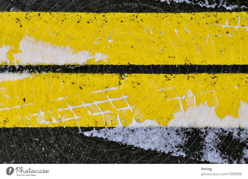 Typo Alpe Adria Winter Schnee Winterreifen Eis Frost Verkehr Verkehrswege Straße Parkplatz gelb schwarz Ordnung Spuren Reifenspuren Reifenprofil Glätte