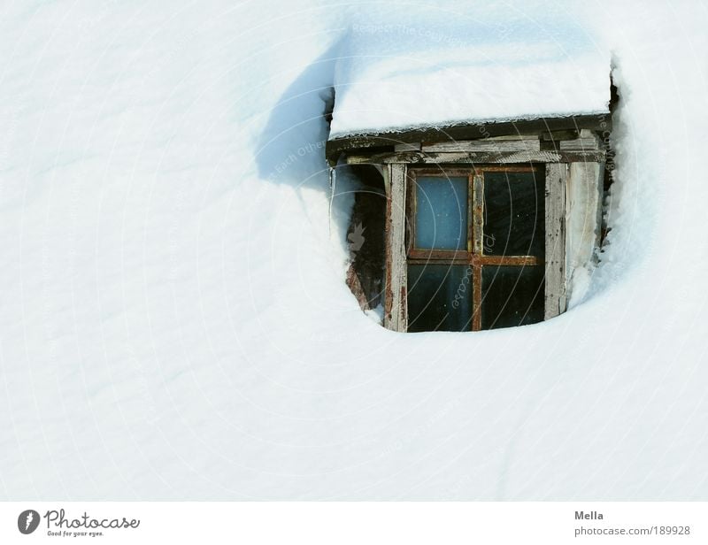 Das Fenster zum Schnee Ferien & Urlaub & Reisen Tourismus Winter Winterurlaub Haus Klima Klimawandel Wetter Dach Holz alt eckig einfach kalt weiß Nostalgie