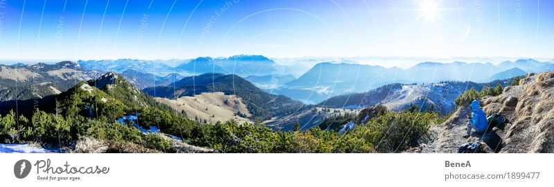 Frau sitzt am Gipfel vor Alpenpanorama am Trainsjoch Erholung Ferien & Urlaub & Reisen Sport Erwachsene Natur Fitness Einsamkeit Freizeit & Hobby Freude Umwelt