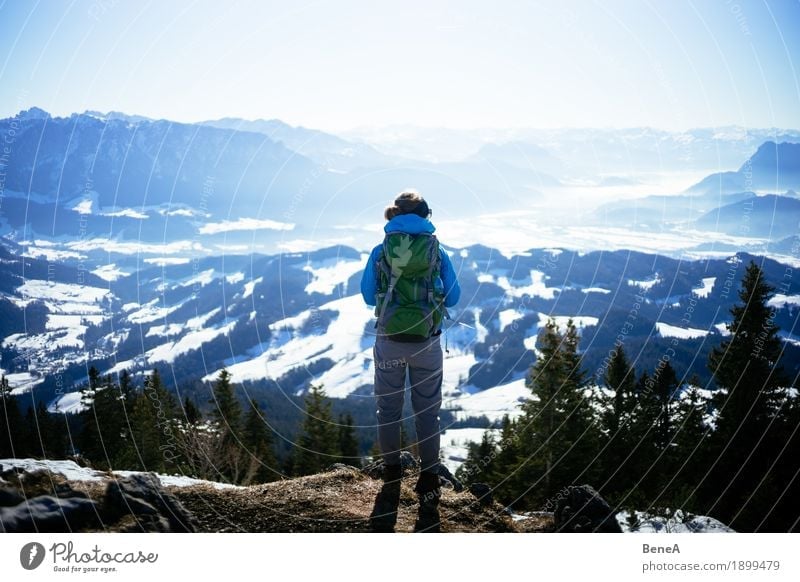 Wanderer mit Rucksack schaut ins winterliche Inntal mit Schnee Erholung Ferien & Urlaub & Reisen Sport Frau Erwachsene Natur Fitness Blick entdecken Erfahrung