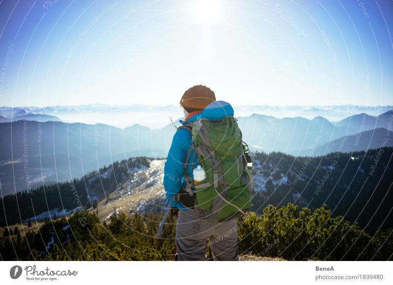 Wanderer mit Rucksack schaut über Alpen und Bergkette Erholung Ferien & Urlaub & Reisen Sport Frau Erwachsene Natur Fitness entdecken Freizeit & Hobby alpin