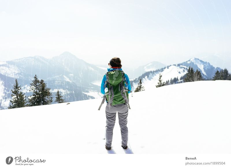 Frau steht in winterlicher Berglandschaft im Schnee am Hochries Erholung Ferien & Urlaub & Reisen Winter Sport Erwachsene Natur Fitness Abenteuer
