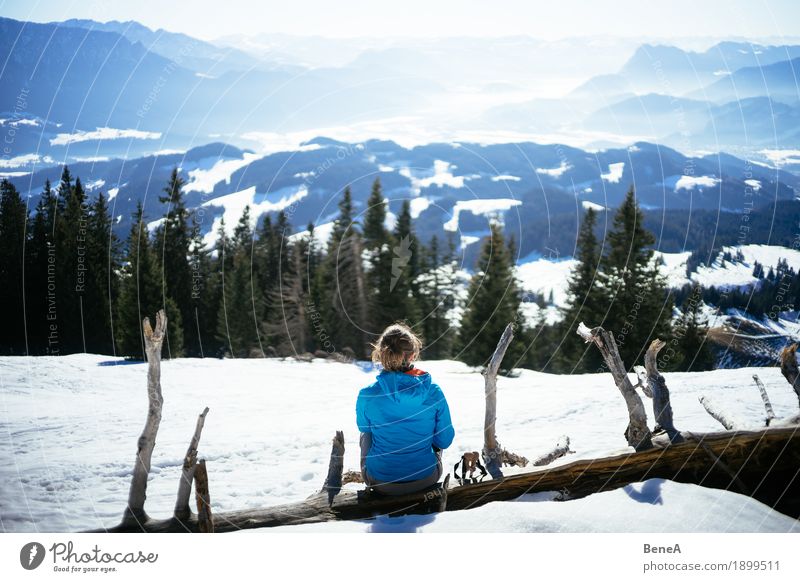 Frau sitzt auf Baumstamm am Spitzstein und schaut ins Inntal Erholung Ferien & Urlaub & Reisen Winter Erwachsene Natur Fitness Zufriedenheit Einsamkeit