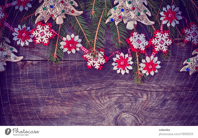 Weihnachtsgrauer hölzerner Hintergrund mit Spielwaren und einer Girlande Design Winter Dekoration & Verzierung Tisch Feste & Feiern Weihnachten & Advent