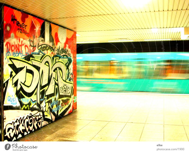 ubahn-graffiti einsteigen Fahrweg U-Bahn Geschwindigkeit fahren Verkehr unterirdisch Kontrast Güterverkehr & Logistik grafitti