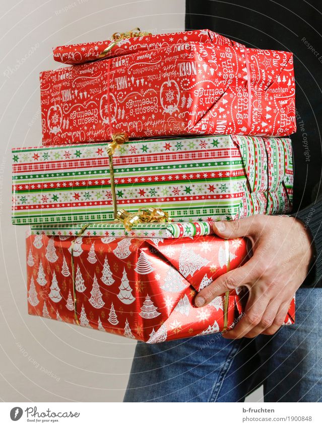Christmas Gifts 02 Feste & Feiern Weihnachten & Advent maskulin Mann Erwachsene Hand Finger 30-45 Jahre Jeanshose Pullover Verpackung Paket Sammlung stehen