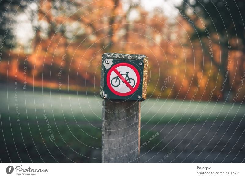 Fahrradbeschränkung unterzeichnen herein einen Park im Herbst Ausflug Sommer Fahrradfahren Umwelt Wald Verkehr Straße Autobahn Metall rot weiß Sicherheit