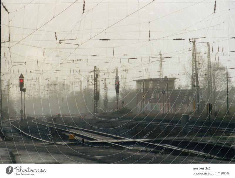 Eisenbahnschienen im Regen Gleise Ampel Nebel Elektrisches Gerät Technik & Technologie Bahnhof