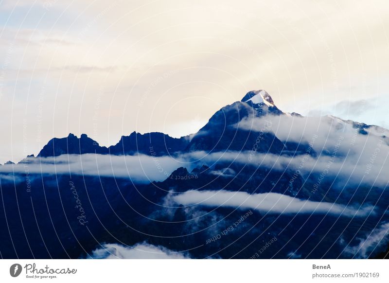 Mount Veronica, Peru, im Sonnenaufgang in Wolken gehüllt Natur Horizont Umwelt Anden Berge u. Gebirge Nebelschleier Landschaft Gipfel Schneebedeckte Gipfel