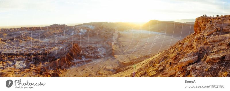 Touristen genießen Sonnenuntergang über Mondtal, Atacama-Wüste Ferien & Urlaub & Reisen Sightseeing Mensch Natur Sand entdecken erleben Tourismus Umwelt