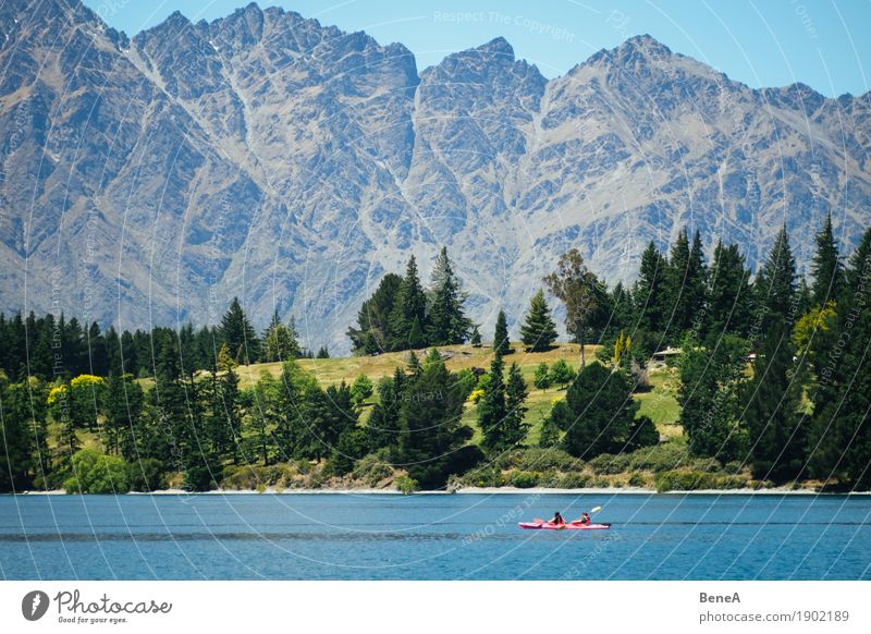 Kayak Fahrer vor Gebirgskette Remarkables in Neuseeland Freizeit & Hobby Ferien & Urlaub & Reisen Sport Mensch Natur Abenteuer Einsamkeit Erfahrung erleben