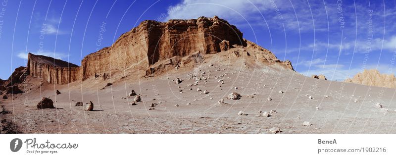 Kliffs, Felsen und Wüstenlandschaft im Mondtal der Atacama-Wüste Ferien & Urlaub & Reisen Tourismus Abenteuer Ferne Safari Expedition Natur Landschaft Erde Sand