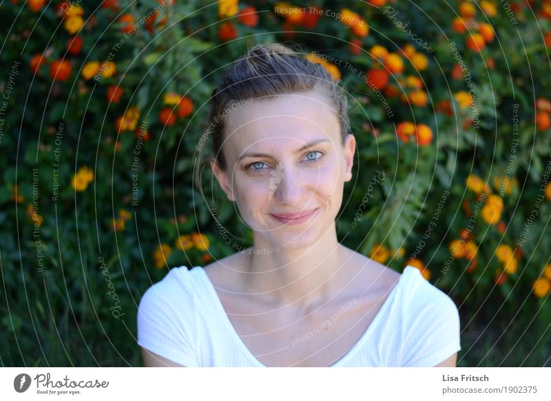 entzückend schön Wohlgefühl Zufriedenheit feminin Junge Frau Jugendliche Gesicht blaue augen 18-30 Jahre Erwachsene Umwelt Blume Sträucher blond Zopf genießen