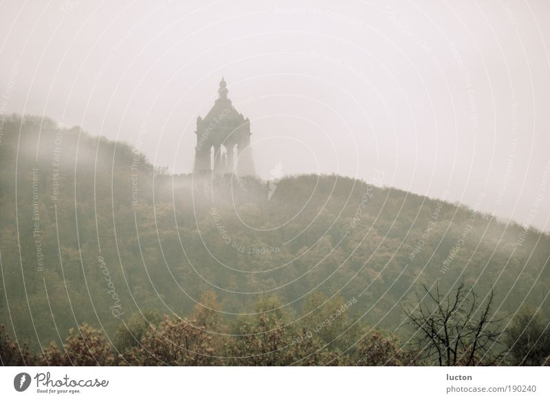 Ein Herbstmorgen bei Porta Westfalica | Nebel mit Berg und Wald Natur Landschaft Wolken Baum Hügel Sehenswürdigkeit Wahrzeichen Denkmal braun grau Wesfalen