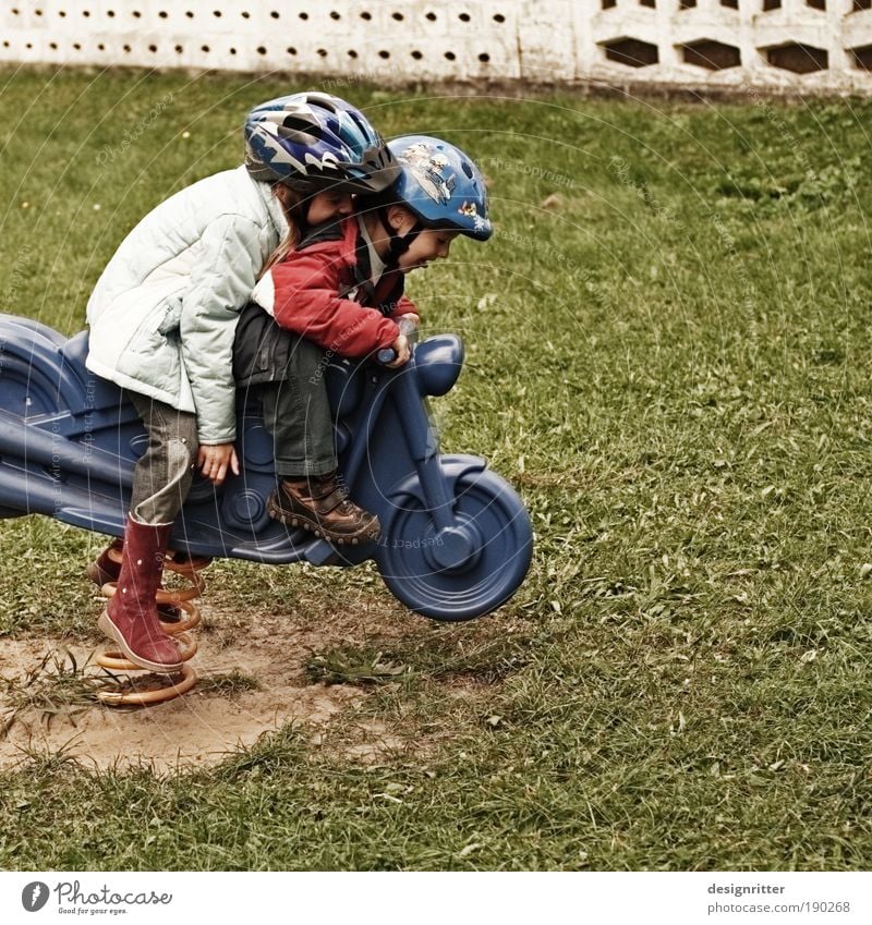 Spritztour Kinderspiel Ausflug Motorsport Spielplatz Mädchen Junge Geschwister 2 Mensch 3-8 Jahre Kindheit fahren Spielen Unendlichkeit wild Freude Glück