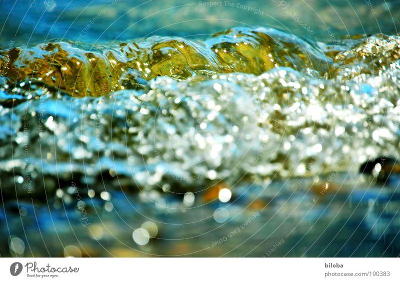 Wilde Wasser! Umwelt Natur Urelemente Wassertropfen Sommer Klima Klimawandel Wellen Seeufer blau gelb grün weiß HDR Farbfoto Außenaufnahme Experiment
