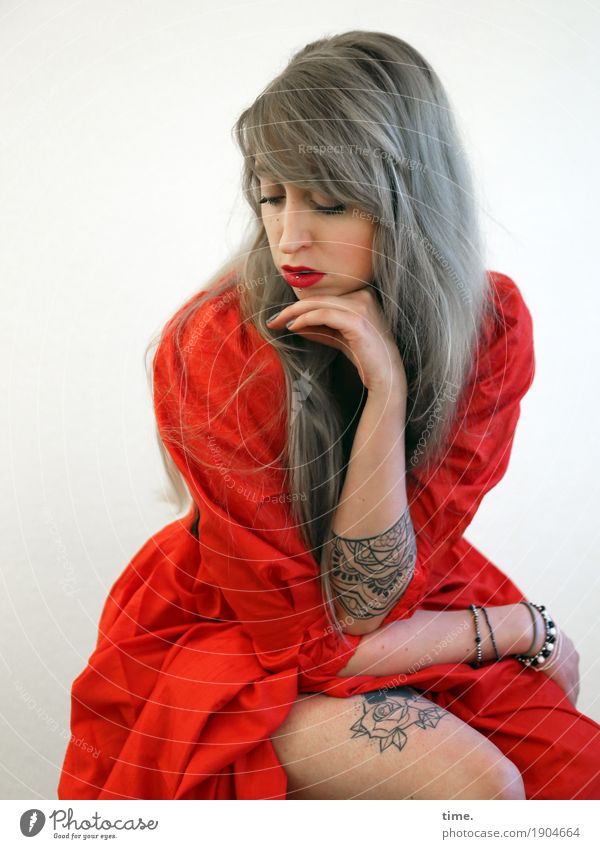 . feminin 1 Mensch Kleid Schmuck Tattoo Piercing Armband blond langhaarig beobachten festhalten Blick sitzen träumen ästhetisch schön selbstbewußt Coolness