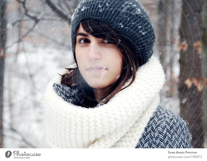 schneeweißchen. elegant Stil schön feminin Junge Frau Jugendliche Haut Gesicht Auge Lippen 18-30 Jahre Erwachsene Umwelt Winter Schnee Schneefall Baum Mantel