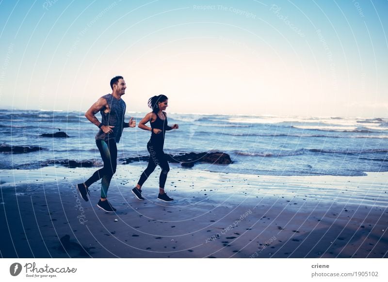 Geeignete kaukasische junge erwachsene Paare, die auf Strand laufen Lifestyle Freude Körper sportlich Freizeit & Hobby Sommer Meer Sport Joggen Mensch
