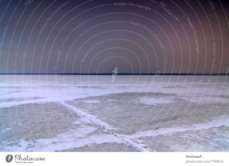 Betreten der Eisfläche auf eigene Gefahr Ferne Winter Schnee Umwelt Natur Landschaft Wasser Gewitter Frost See kalt gefroren Schneelandschaft Horizont
