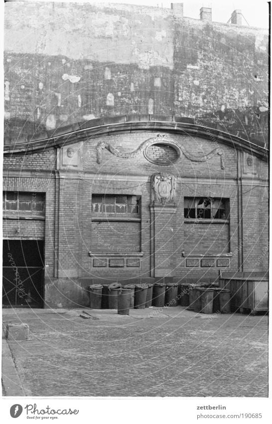 Mülltonnen, Lichtenberg Lagerhalle Halle Markthalle Fabrik Müllbehälter entsorgen Architektur Altbau Jugendstilhaus Mauer Brandmauer historisch